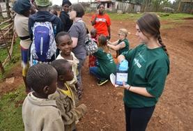 Volunteer Medicine & Healthcare A Pharmacy volunteer on an outreach in Kenya