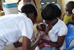 Volunteer Medicine & Healthcare A nursing volunteer works on a placement in Ghana