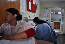 Volunteer Medicine & Healthcare Nursing volunteers work at a placement in Peru