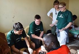 Volunteer Medicine & Healthcare Medicine volunteers inspect patients at their placement in Kenya