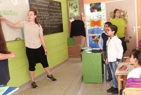 Volunteer Belize Volunteers and school children pose together at our volunteer Teaching placement in Belize.