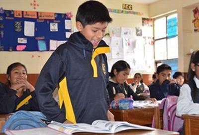 Volunteer Teaching A students speaks in a classroom with a Teaching volunteer in Peru
